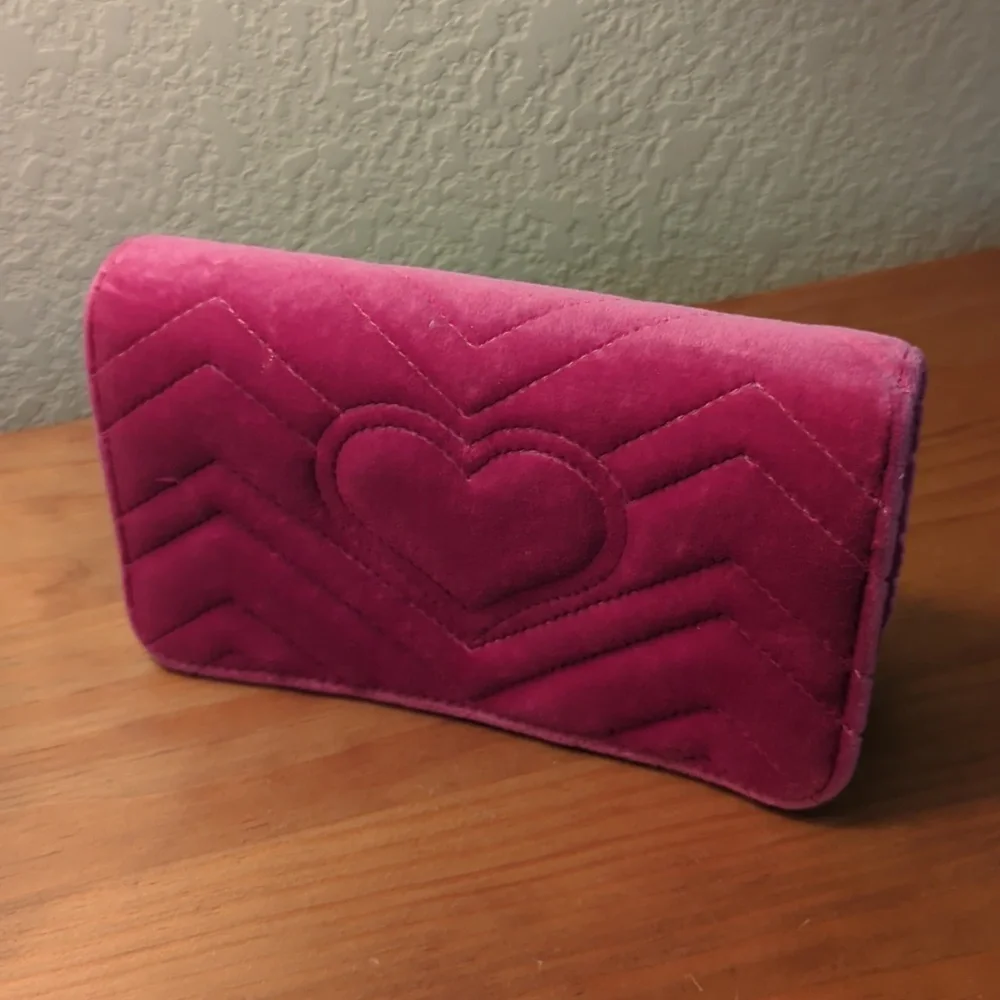 Authentic Gucci Marmont Love velvet clutch - Picture 5 of 10